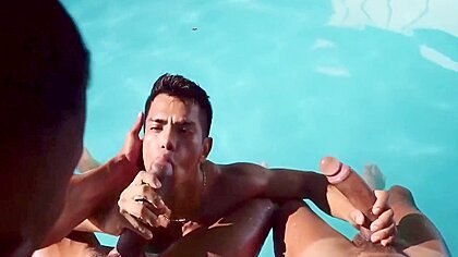 Dois Putos Pirocudos Fodem Passivo Na Piscina 30 Min